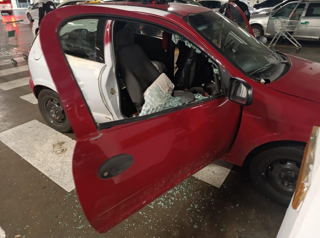 Policías rescataron a un niño de 3 años que estaba encerrado dentro de un automóvil