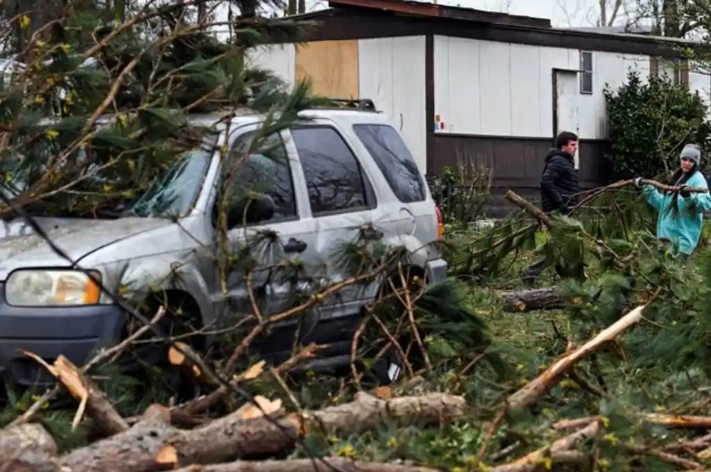 Al menos cinco muertos por un tornado en Alabama