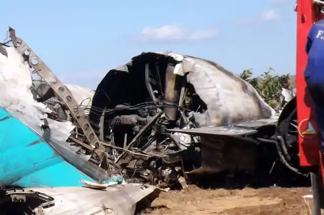 Mueren 27 personas al estrellarse avión militar en Kazajistán
