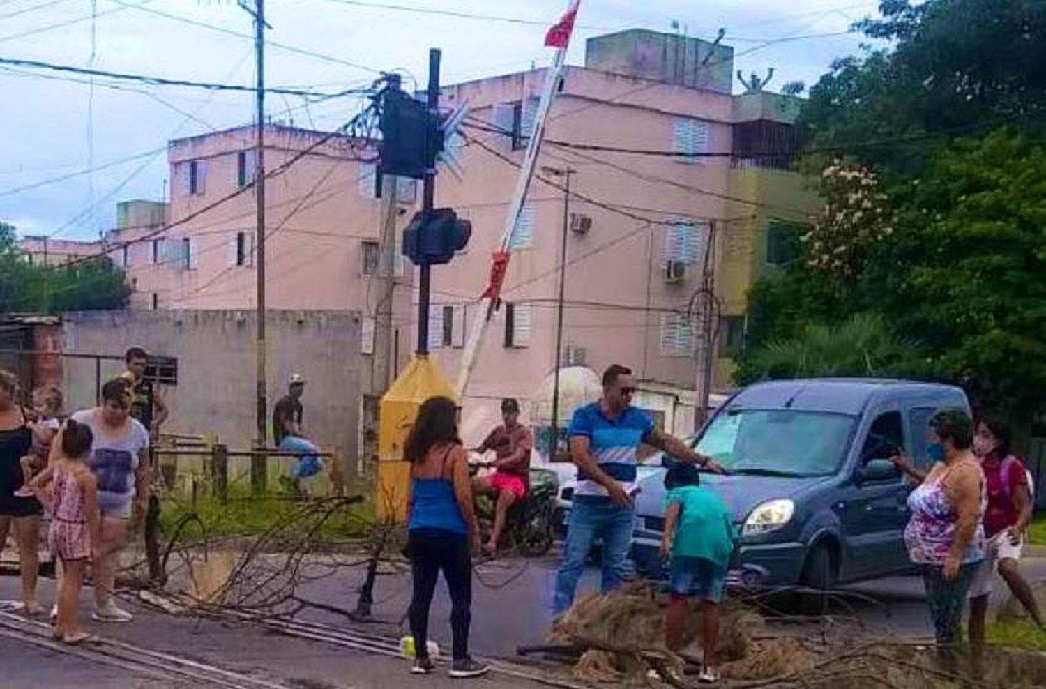 Vecinos del barrio 23 de Febrero cortaron la calle tras casi un mes sin agua