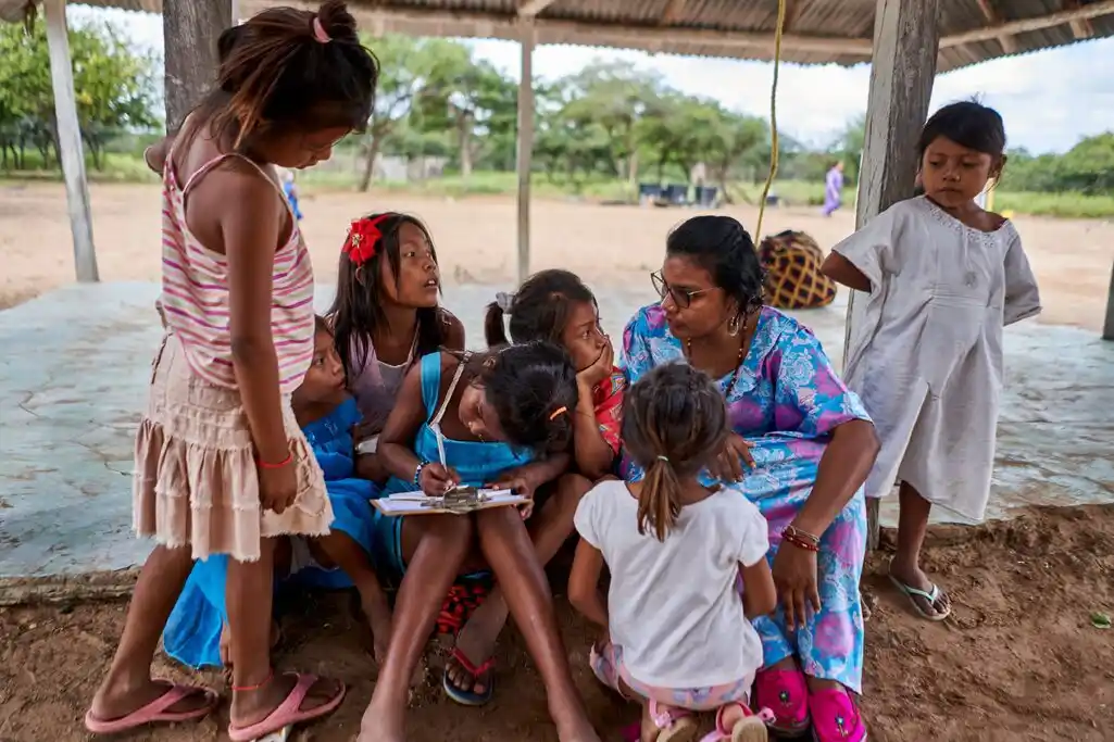 Niños wayuus estudian por primera vez con luz eléctrica
