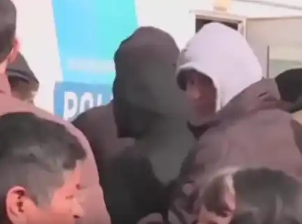 Escándalo en el acto de Milei: ingresó una patota de encapuchados sin requisa ni control
