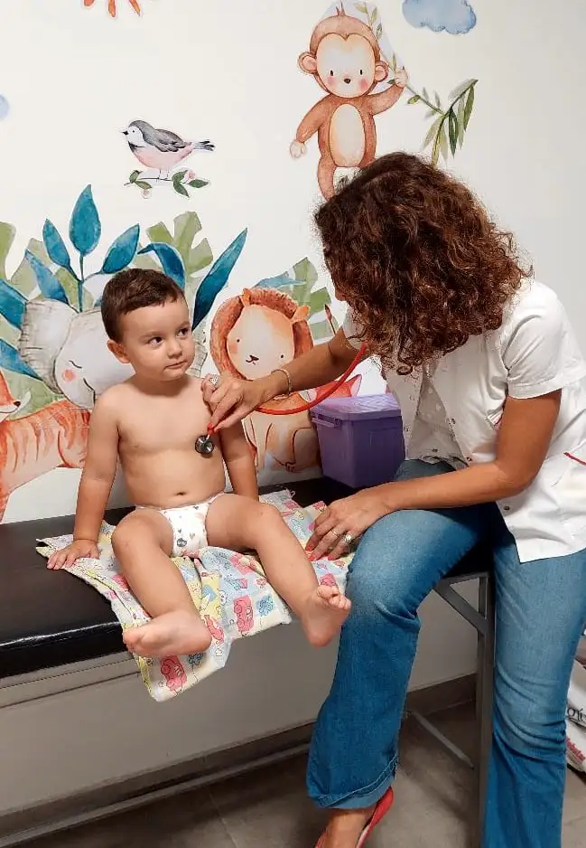 Junto a la pediatra Anabella con una sonrisa