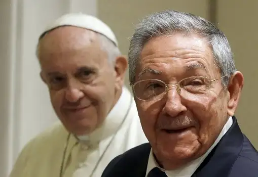 Raúl Castro tras el encuentro: "Si el Papa sigue así volveré a rezar y a la iglesia"