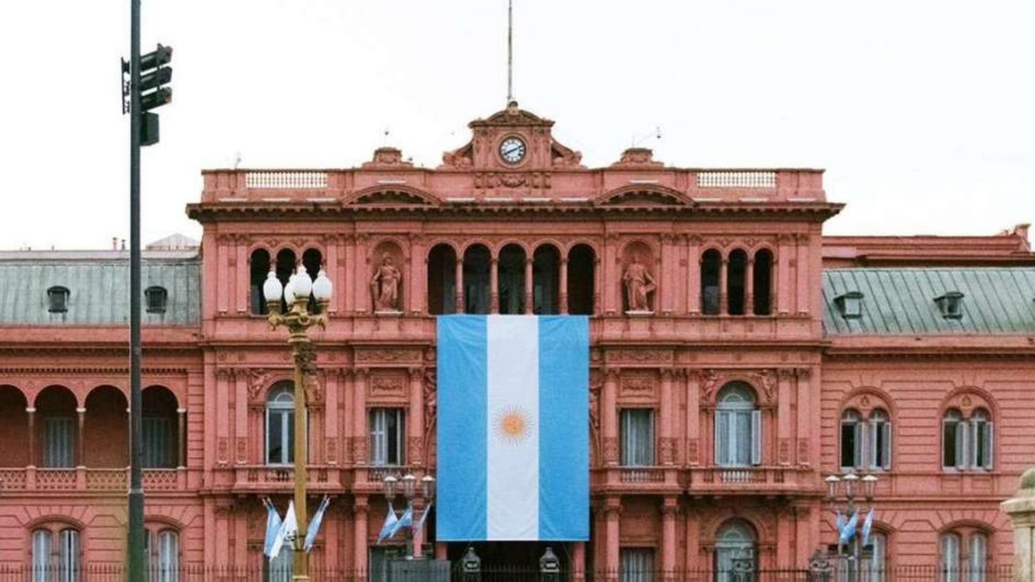 El sugestivo spot por Año Nuevo de la Casa Rosada: "Comienza el amor, se apaga el odio"