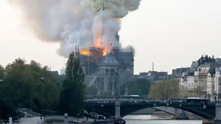 Se incendia la catedral Notre Dame en París