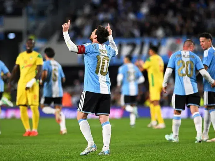 Messi dedicando su gol al cielo en su despedida.DA