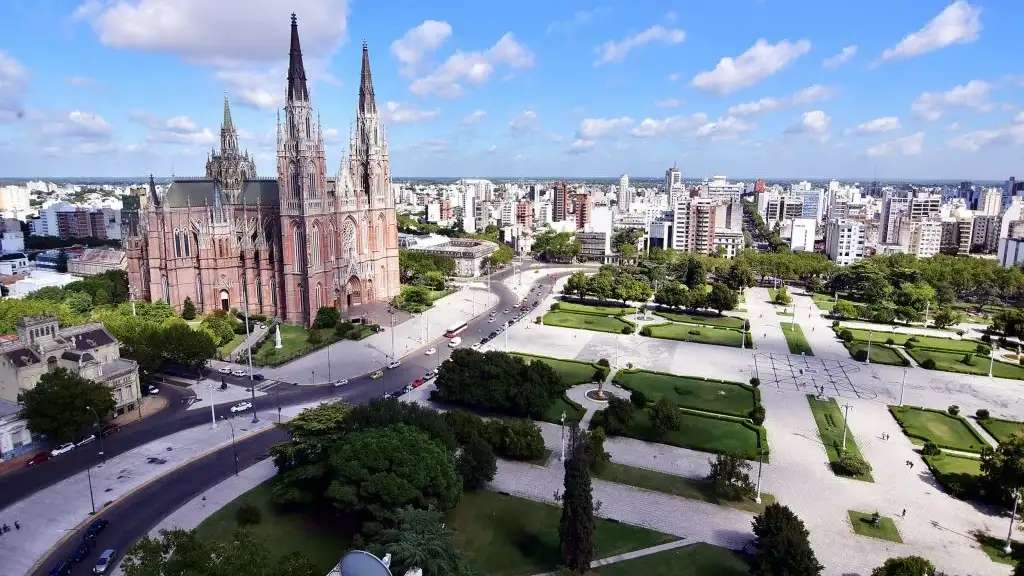El Municipio brindará becas habitacionales en La Plata para jóvenes de Tandil que buscan apoyo en su educación superior.