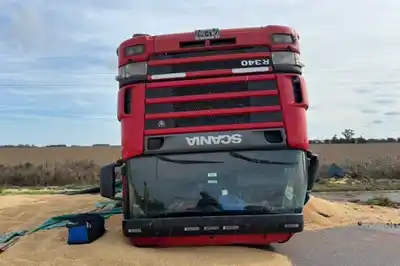 Ruta 13: impresionante vuelco de un camión cerca de El Trébol
