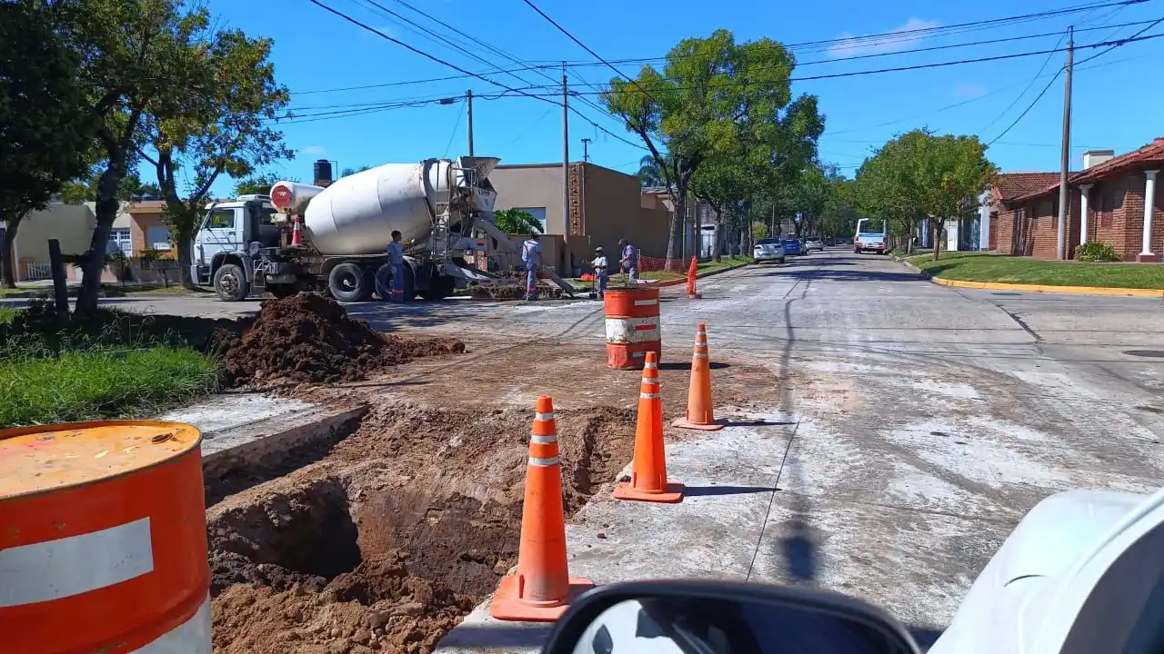 La Municipalidad sigue con los trabajos de bacheo y reparación en barrio Villa Rosas
