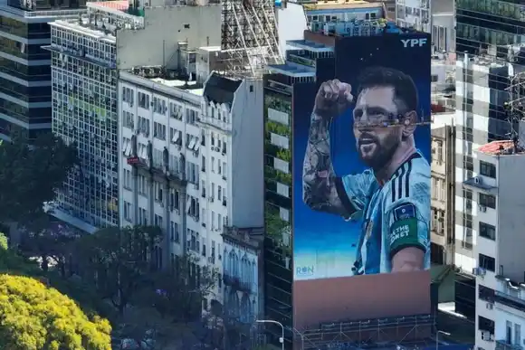 Así es el nuevo mural gigante en homenaje a Lionel Messi en plena avenida 9 de Julio