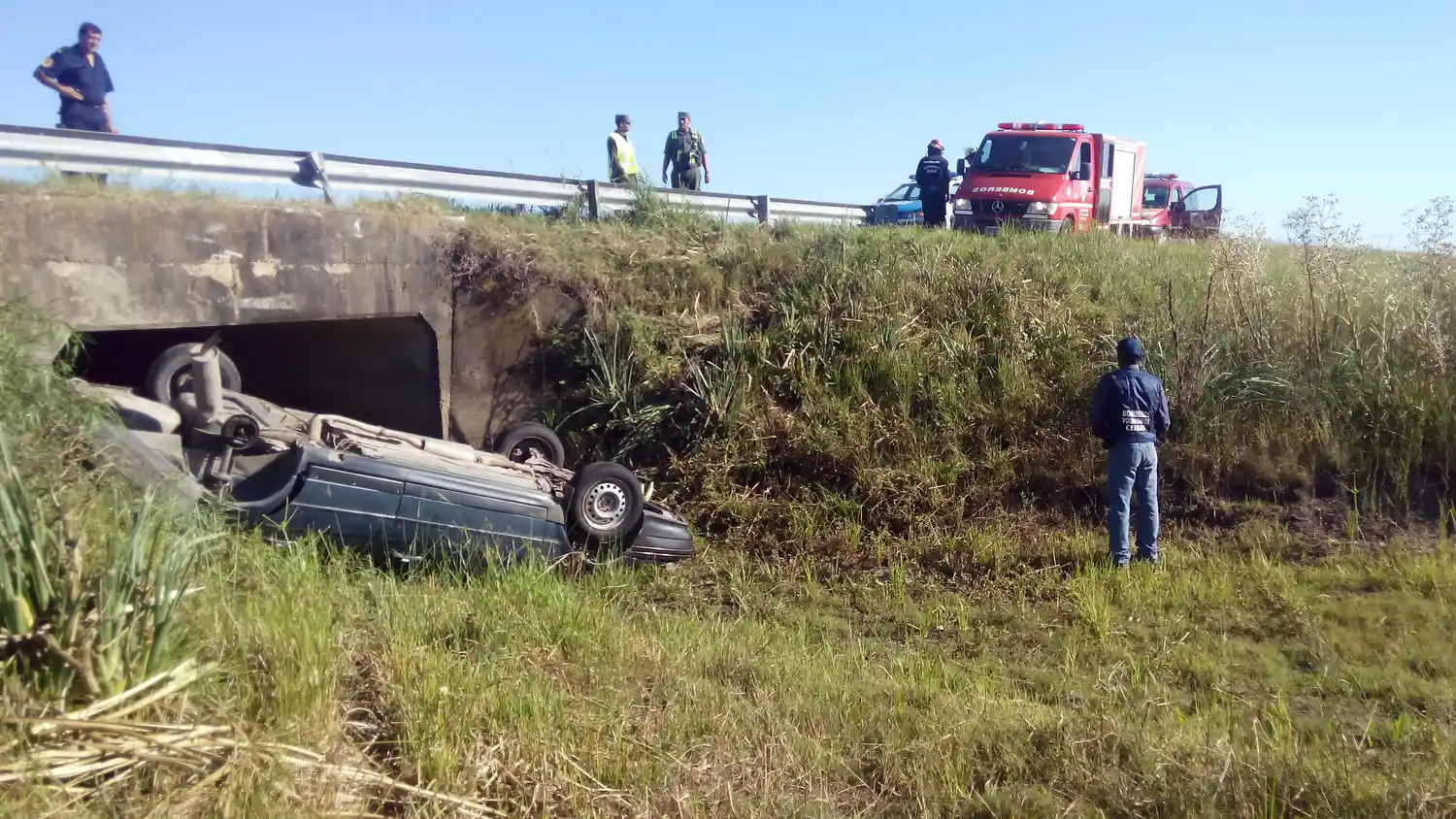Un auto despistó y terminó volcado en una alcantarilla