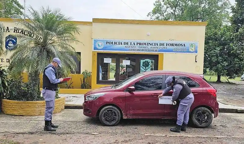 Secuestran un automóvil 
con documentaciones falsas