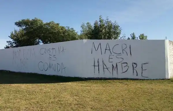 Realizaron pintadas contra Macri en el paredón de Juventud Urdinarrain