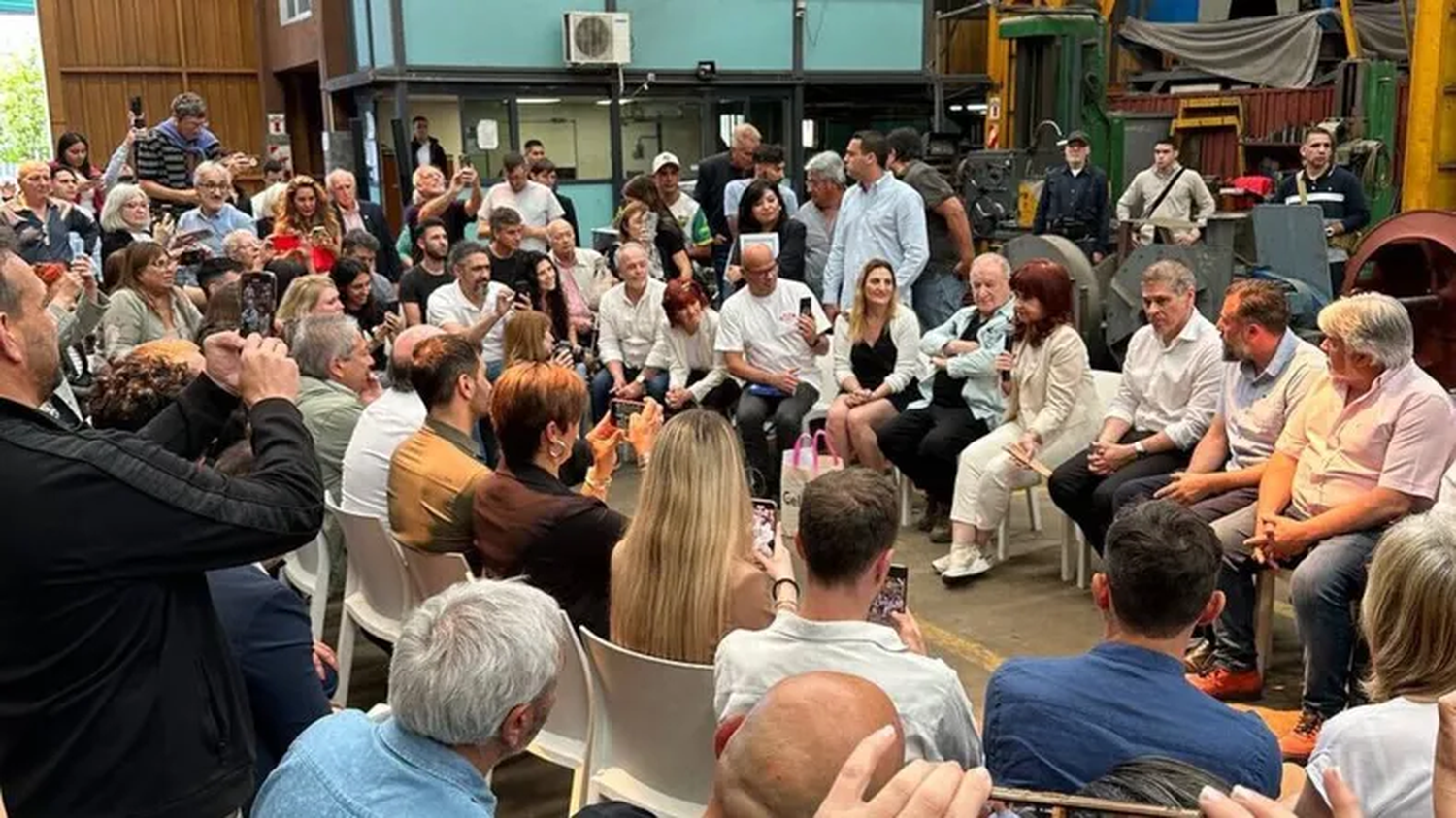 Video: A horas de ser proclamada presidenta del PJ, Cristina Kirchner recorrió una empresa en Avellaneda