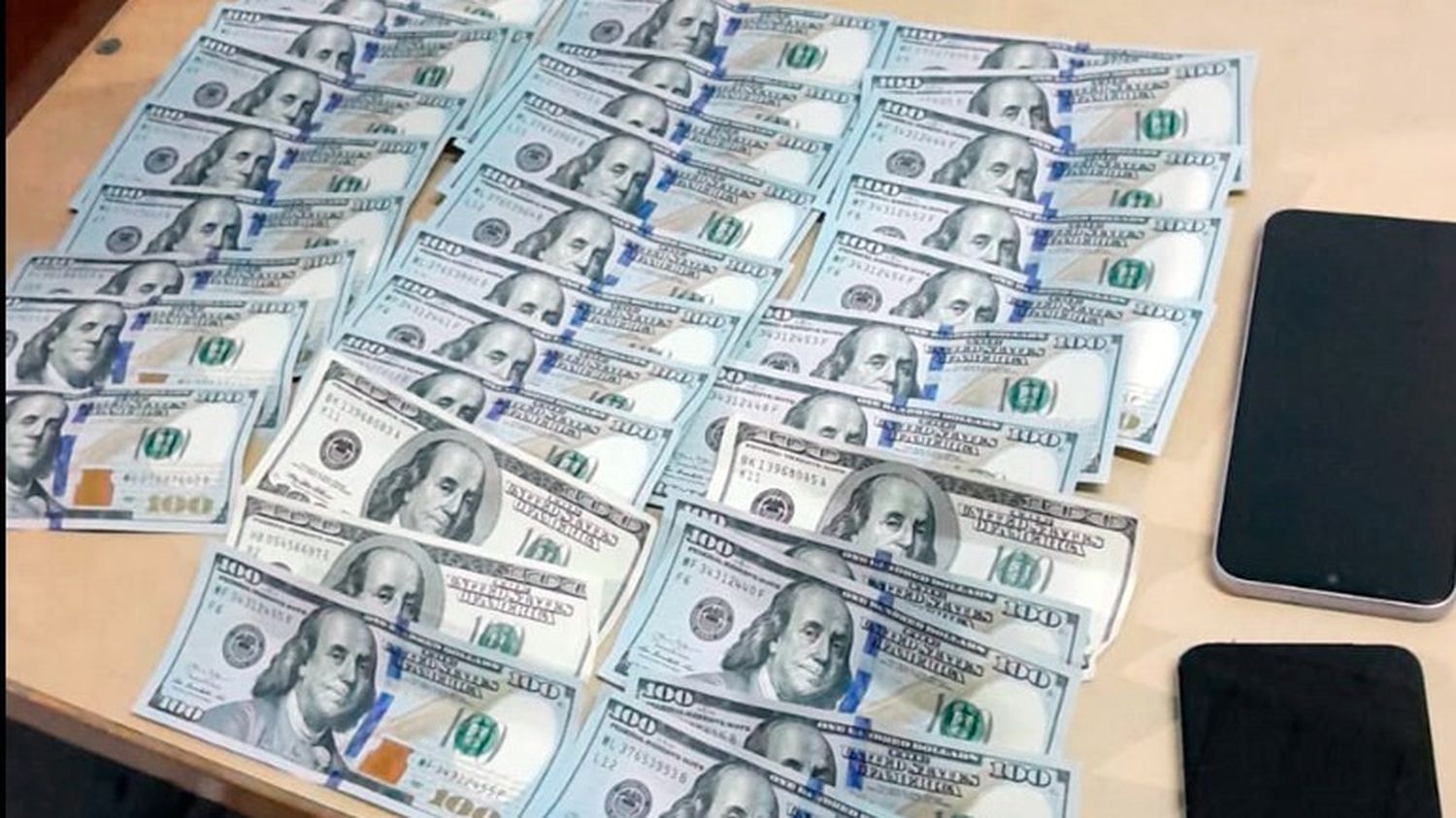 Dólares. La Policía secuestró el dinero sustraído a la jubilada