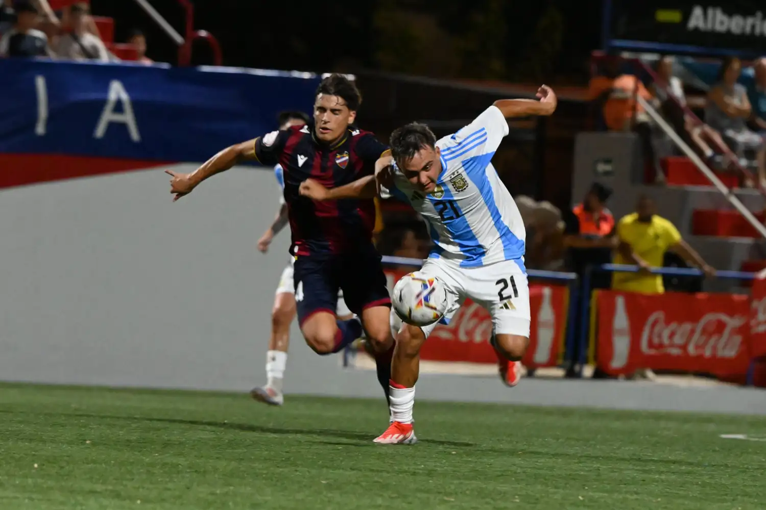 El delantero Woiski luchando por el balón
