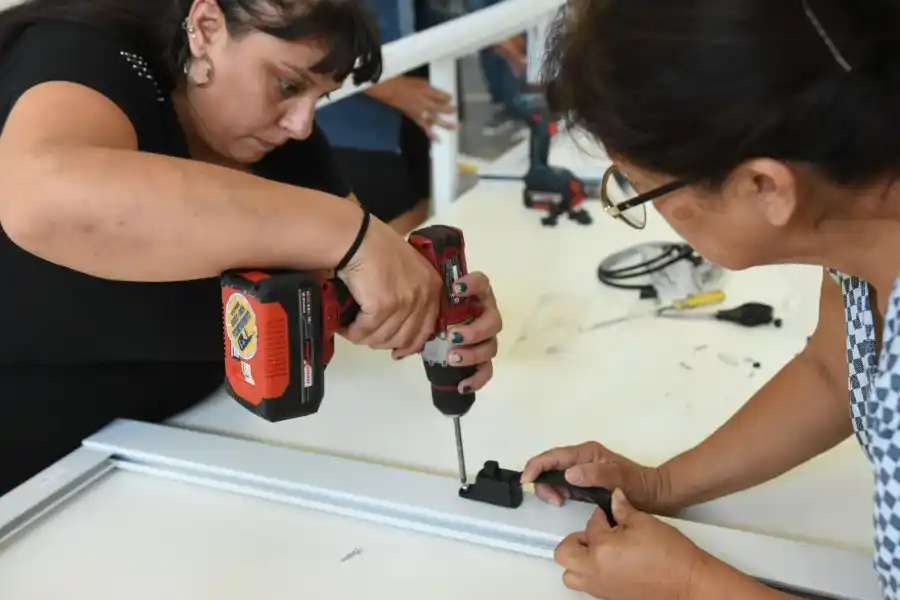 Mujeres de Rafaela se capacitan en carpintería de metálica
