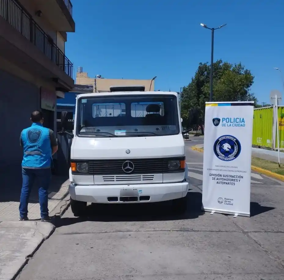 Padre e hijo robando Mercedes Benz en equipo: ¡Adentro!
