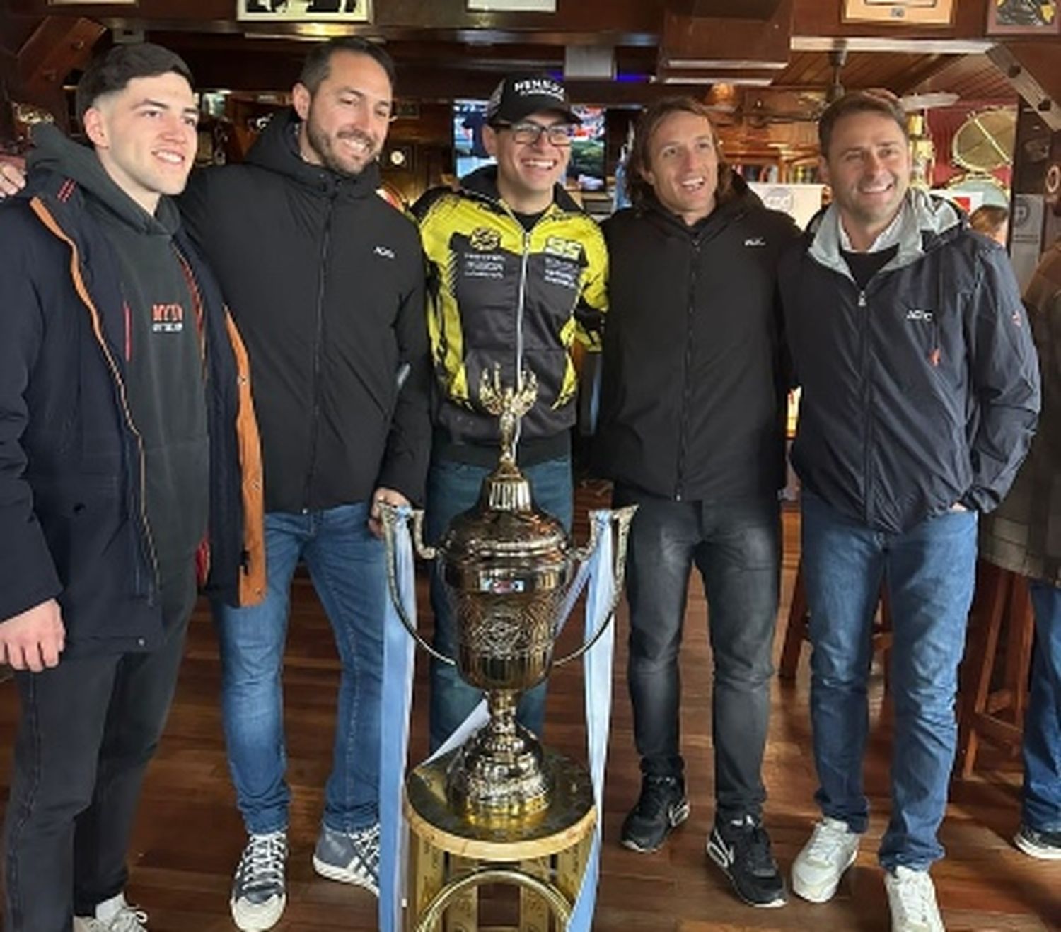 Landa e invitados recibieron a la "Copa del Oro" del Tc en Mar del Plata