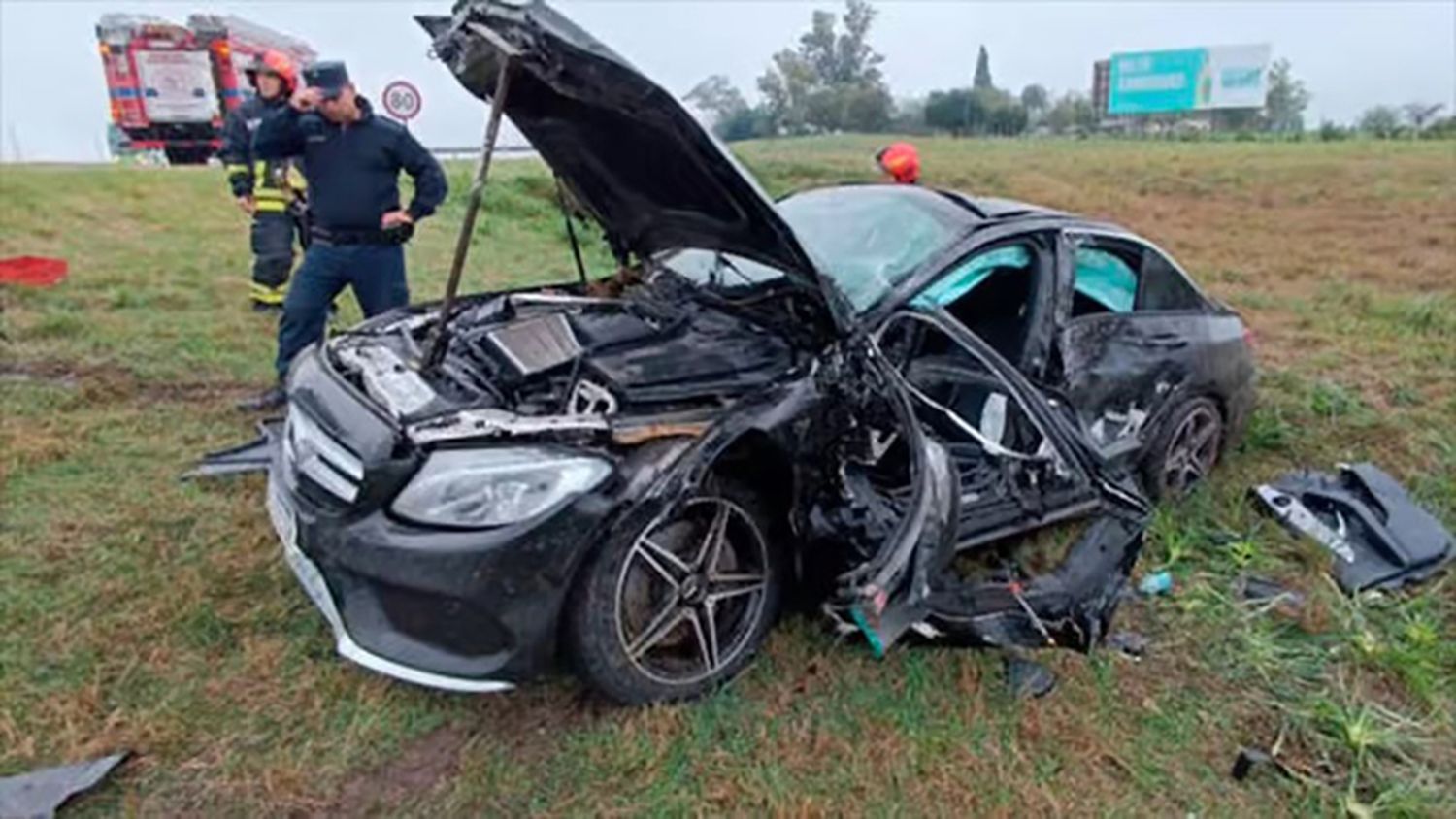 Accidente fatal: un auto cruzó de carril y chocó de frente con un camión