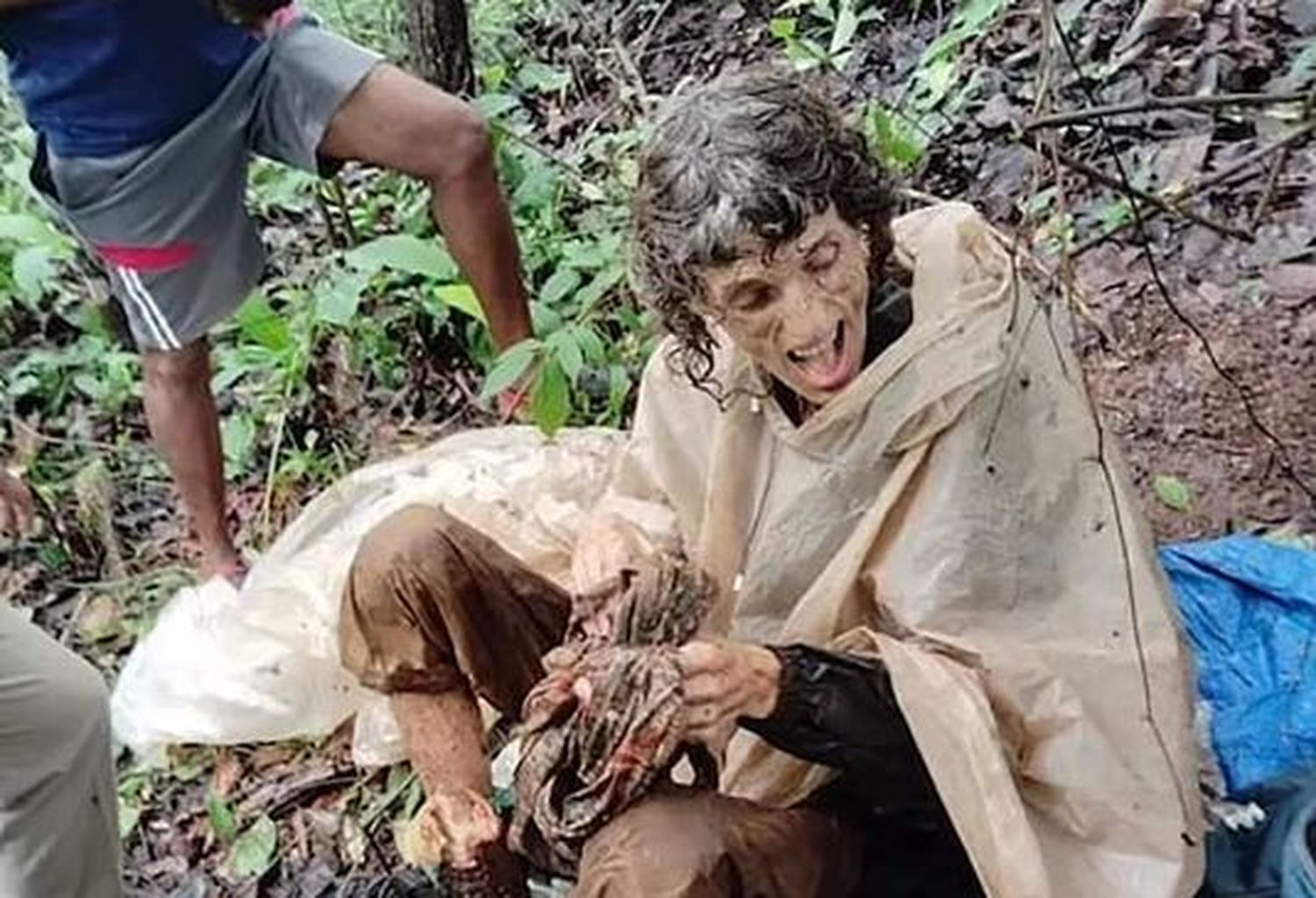 Encontraron a una mujer encadenada a un árbol y abandonada a su suerte en un bosque de la India