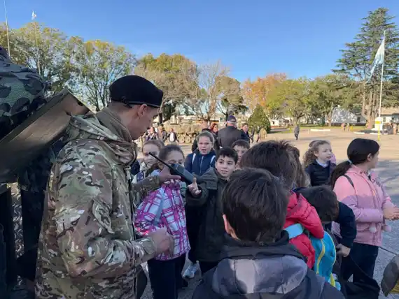 Día del Ejército: comenzó la jornada de puertas abiertas, con escuelas visitando la Plaza de Armas