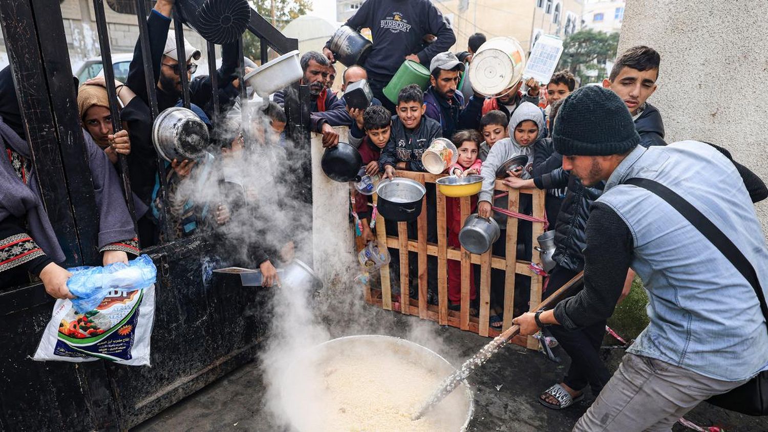 El hambre agobia a los palestinos y la ofensiva israelí dejó casi 30.000 muertos