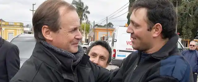 En Aldea Brasilera Bordet saludó al bombero que le salvó la vida a un bebé
