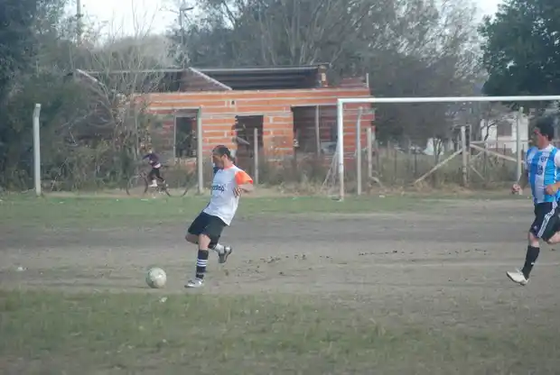 Dock Sud quedó solo en la punta del torneo en libres