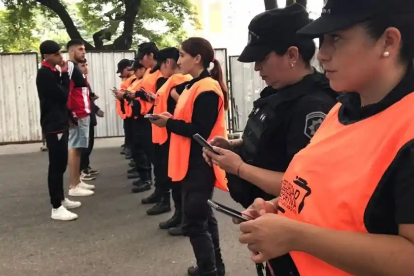 Detuvieron a dos personas con pedido de captura en el ingreso a estadios de Rosario y Santa Fe