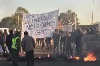 Un día entero de piquete en la Riccheri: Caos de tránsito y tensión por corte total en ambas manos de la autopista