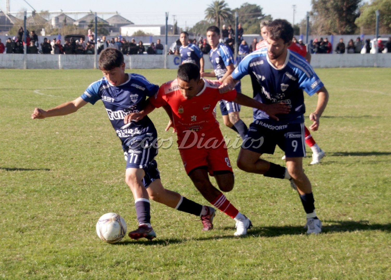 Protege el balón Lucas Barrera ante la intensa presión de Augusto Díaz