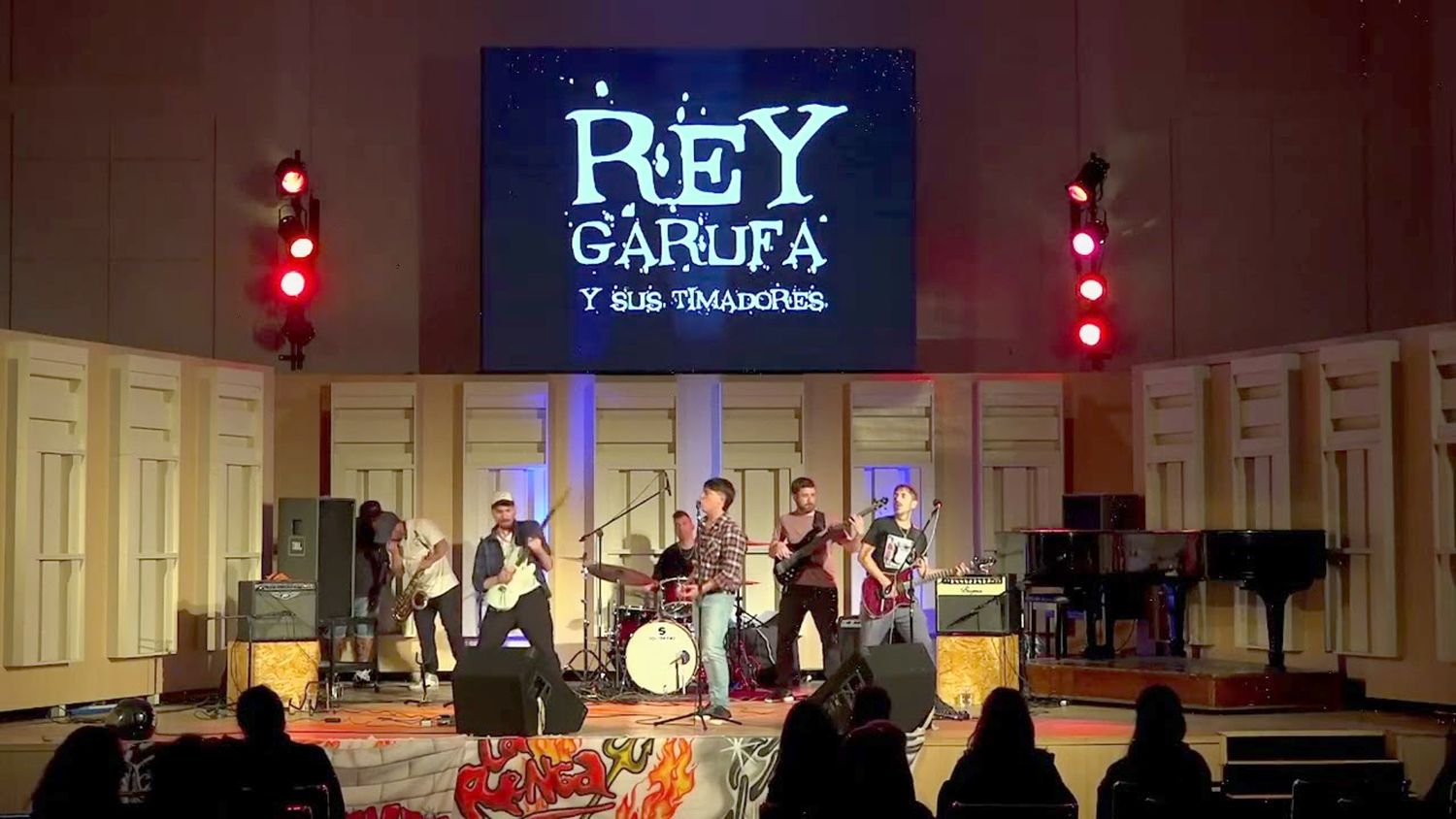 Música, pasión y show. Banda musical en plena puesta en escena