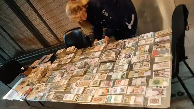 La Aduana secuestró billetes de la Alemania Nazi