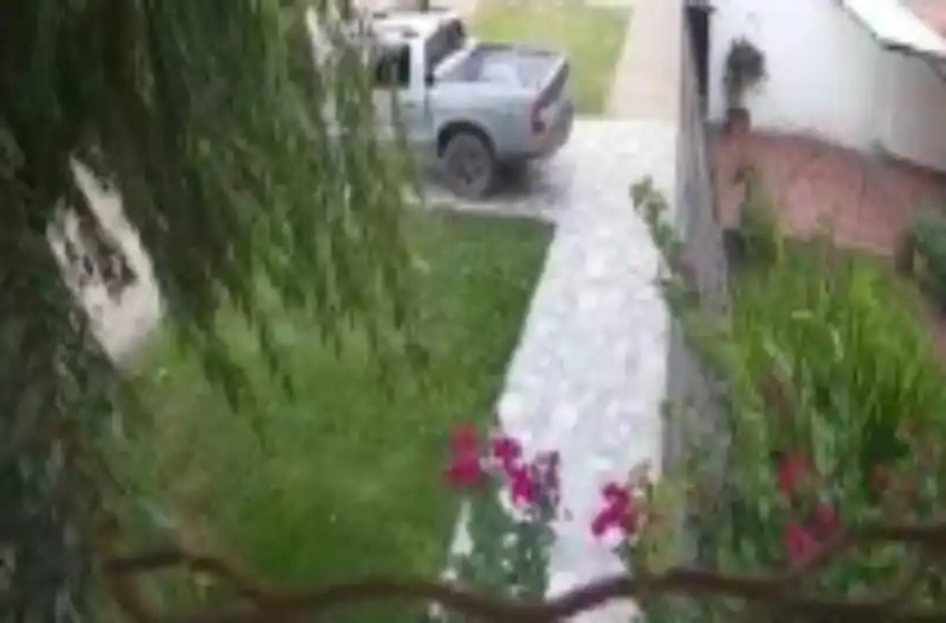 Impactante video: le pegaron un tiro a un hombre para robarle el auto en la puerta de su casa