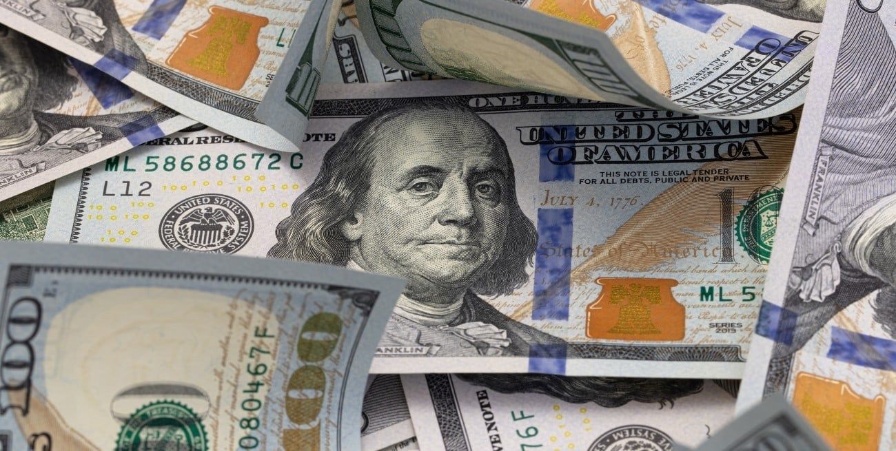 El dólar blue repuntó tras la caída del lunes y cerró a $1.275.