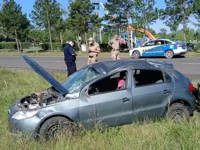 Una mujer y dos chiquitos sufrieron un vuelco en la Ruta 14
