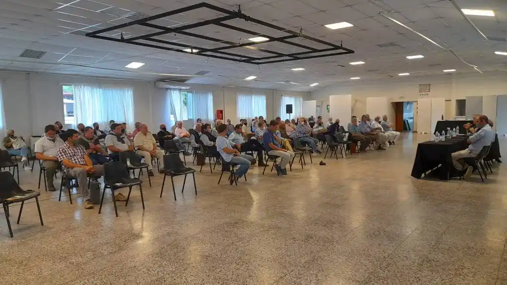 Dirigentes rurales se mostraron preocupados por la sequía, los incendios y la intervención en los mercados