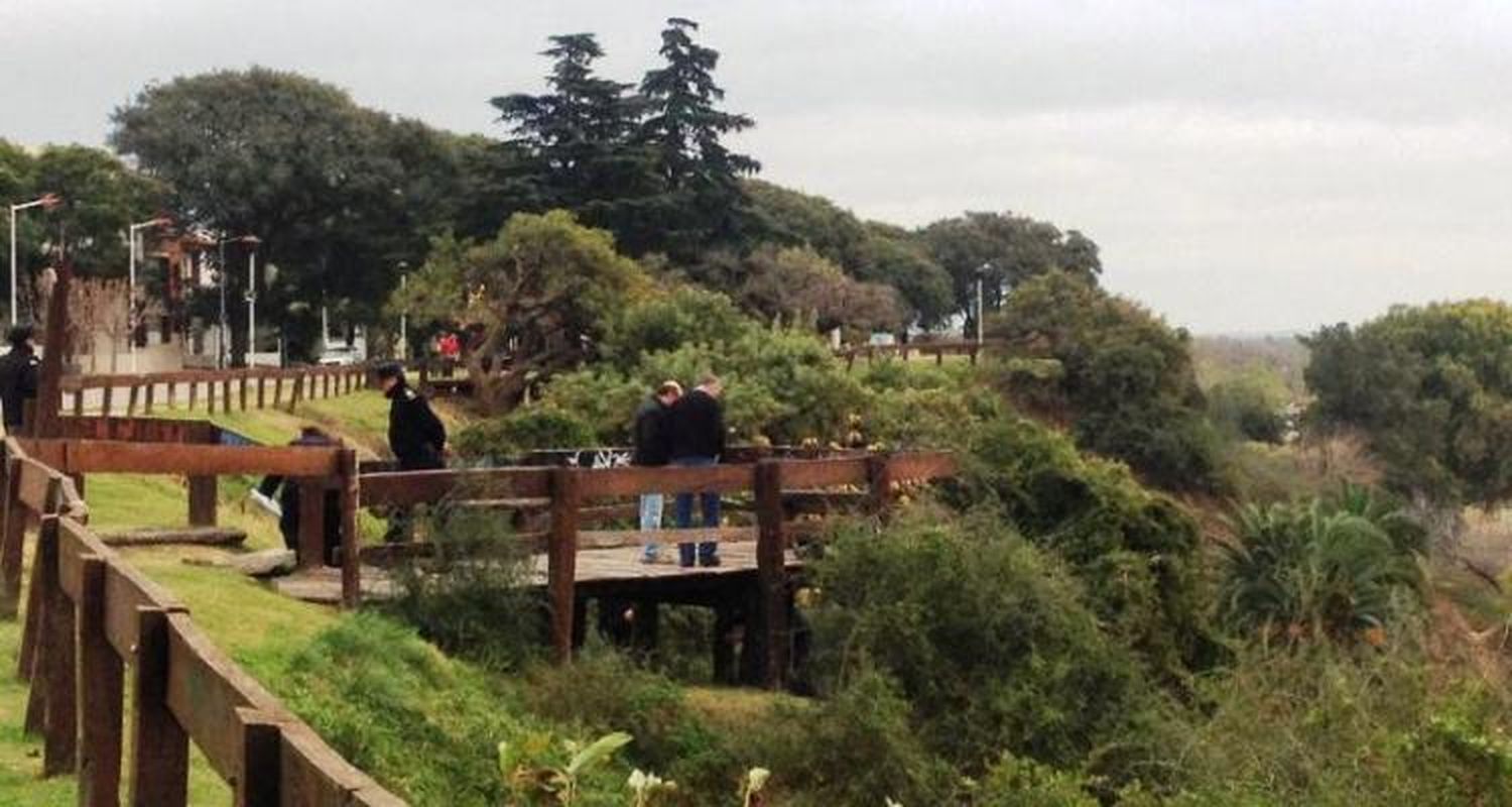 Encontraron un cadáver bajo uno de los miradores de la barranca