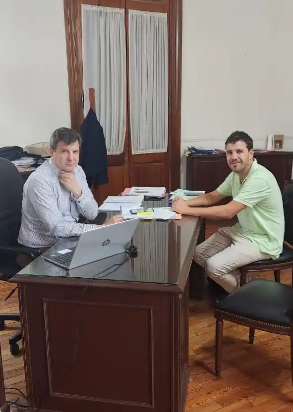 Pablo Giorgis (derecha) gestionando en Santa Fe capital.