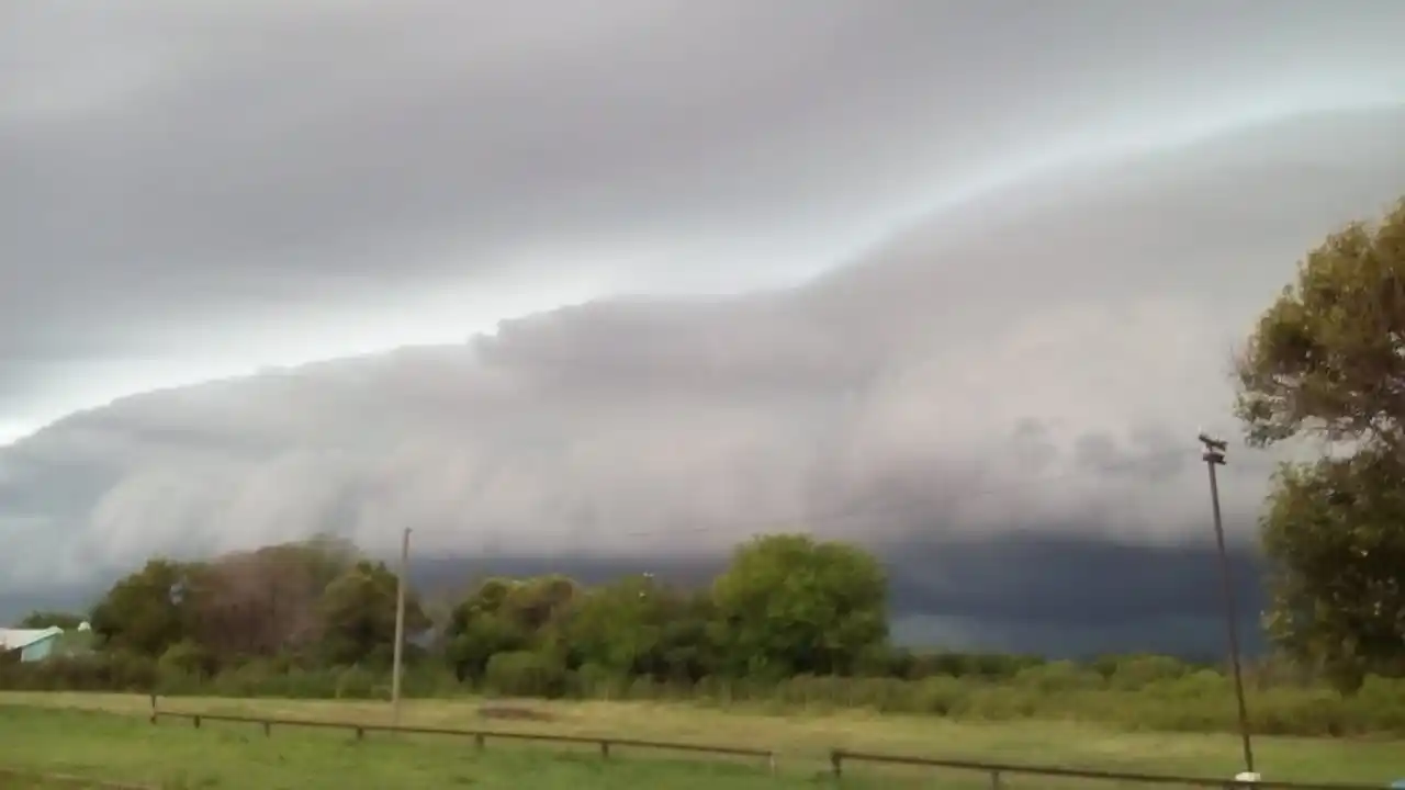 Imágenes del cielo sobre Gobernador Etchevehere previo al temporal