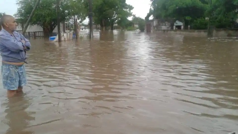 Pergamino: El agua baja de a poco y las personas regresan a sus viviendas