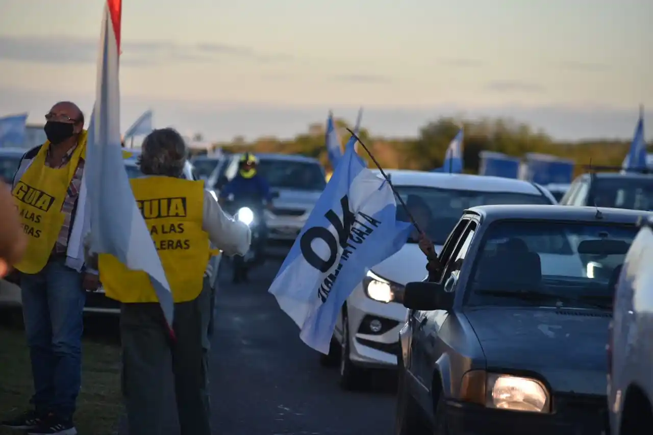 Con una importante caravana, Gualeguaychú volvió a decir "¡Si a la vida! ¡No a las papeleras!"
