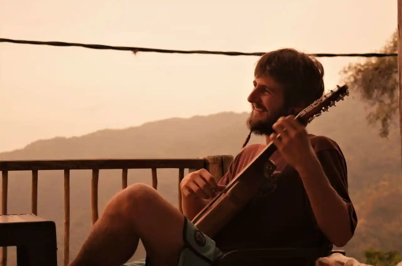 El músico Francisco Alvarez presenta “Músicas para viajar”