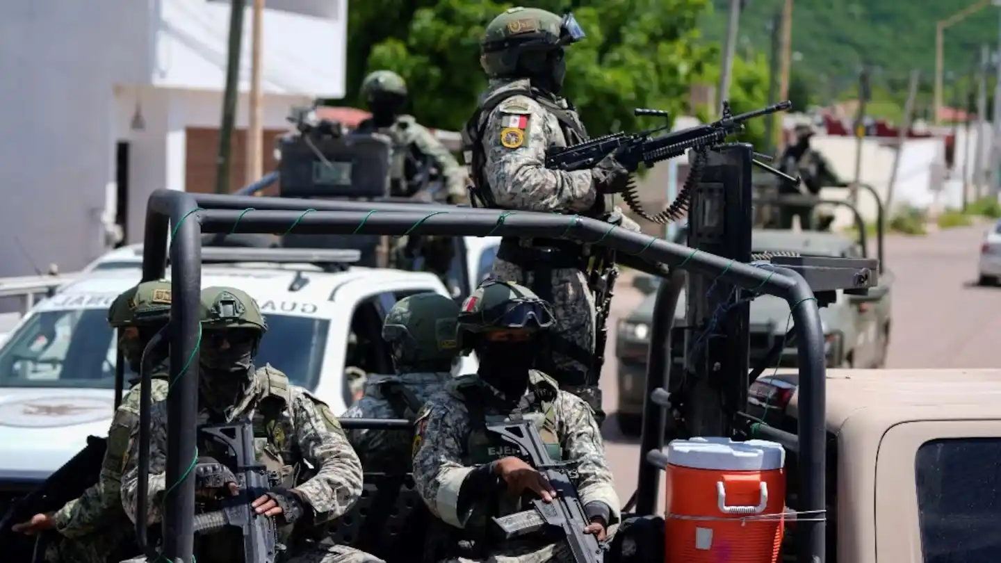 Miembros de la Guardia Nacional patrullan la ciudad de Culiacán. (Foto: AP).