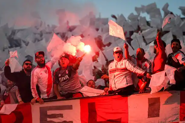Hubo incidentes en la previa y después del Superclásico.