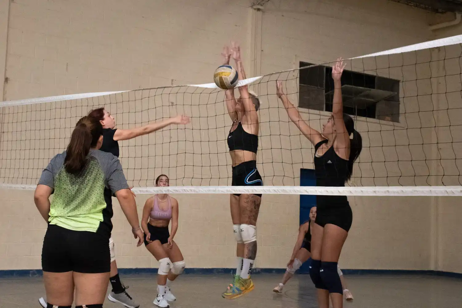 Se jugó un clásico amistoso de vóley femenino