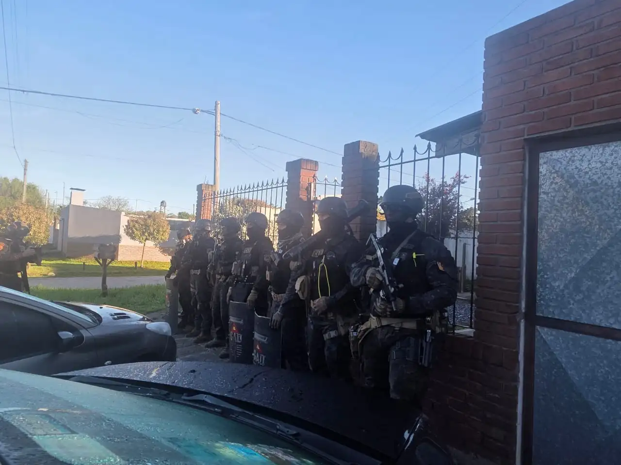 Allanaron dos viviendas, situadas en Bolívar al 10.600 y en Ghandi al 3200, pero únicamente secuestraron prendas de vestir y un casco.