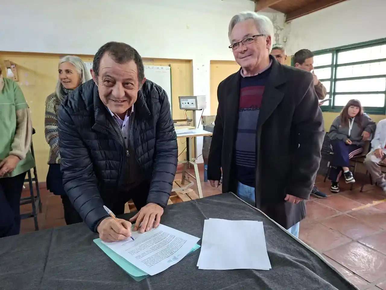 Julio Marini y Horacio Pili durante la firma del convenio